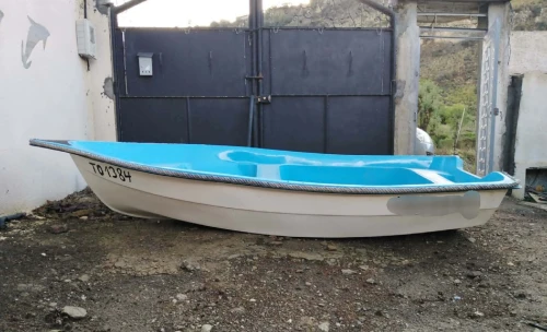 un barque de 3.65 mètres avec moteur