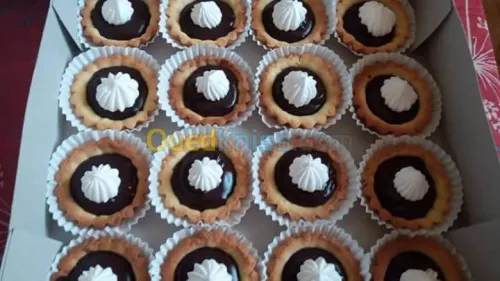 Confection différents types de gâteaux