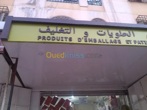 tinda Bach et facade publicitaire