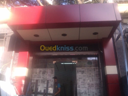 tinda Bach et facade publicitaire