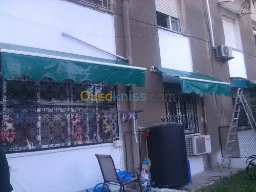 tinda Bach et facade publicitaire