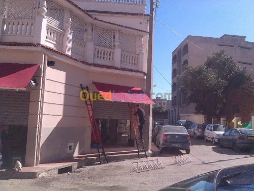 tinda Bach et facade publicitaire