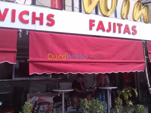 tinda Bach et facade publicitaire