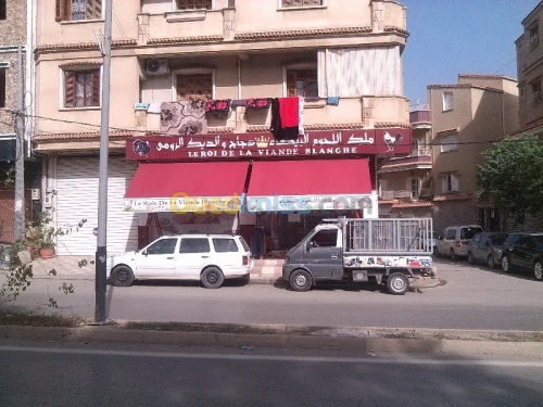 tinda Bach et facade publicitaire