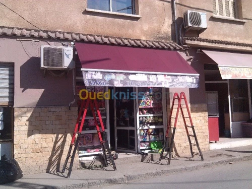 tinda Bach et facade publicitaire