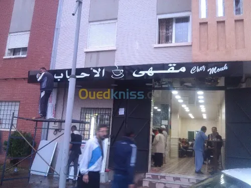 tinda Bach et facade publicitaire