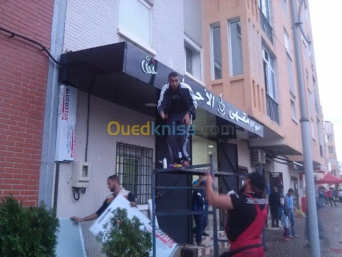 tinda Bach et facade publicitaire