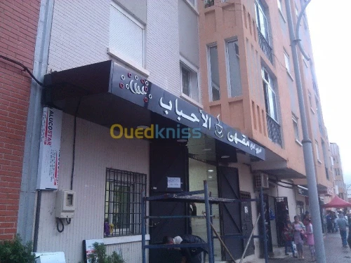 tinda Bach et facade publicitaire