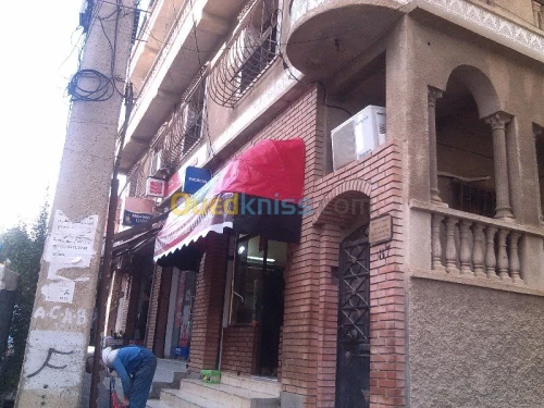 tinda Bach et facade publicitaire