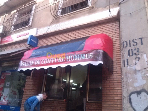 tinda Bach et facade publicitaire