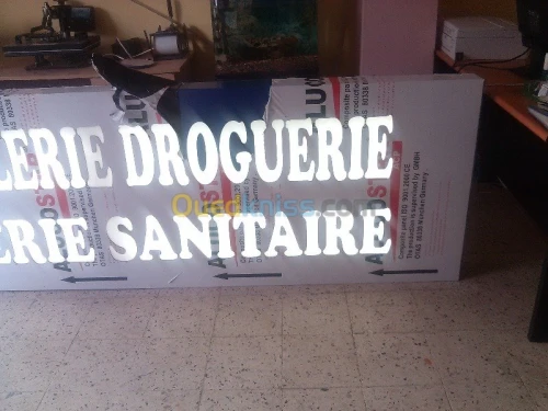 tinda Bach et facade publicitaire