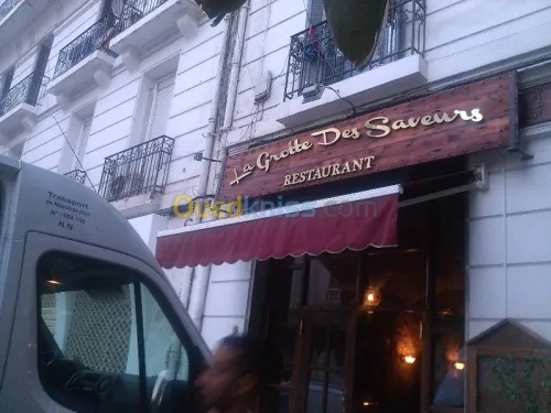 tinda Bach et facade publicitaire