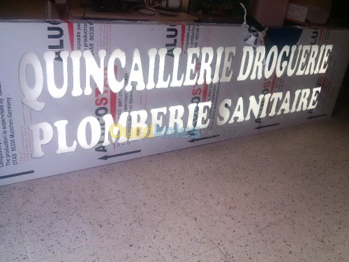 tinda Bach et facade publicitaire