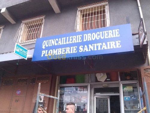 tinda Bach et facade publicitaire