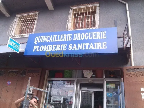 tinda Bach et facade publicitaire