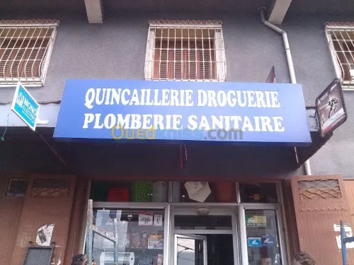 tinda Bach et facade publicitaire