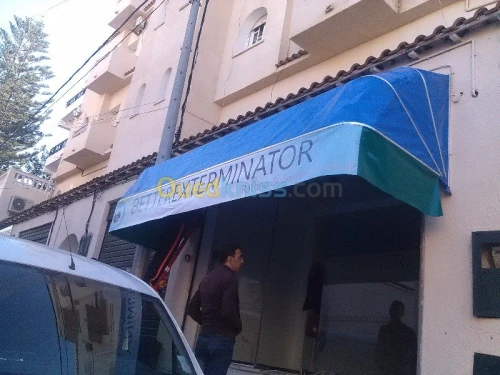 tinda Bach et facade publicitaire