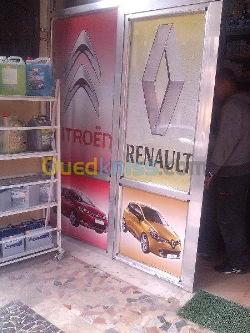 tinda Bach et facade publicitaire