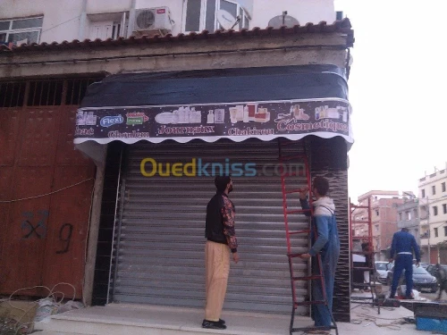 tinda Bach et facade publicitaire