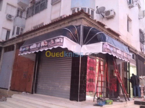 tinda Bach et facade publicitaire