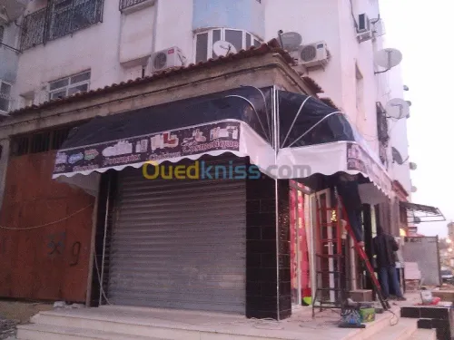 tinda Bach et facade publicitaire