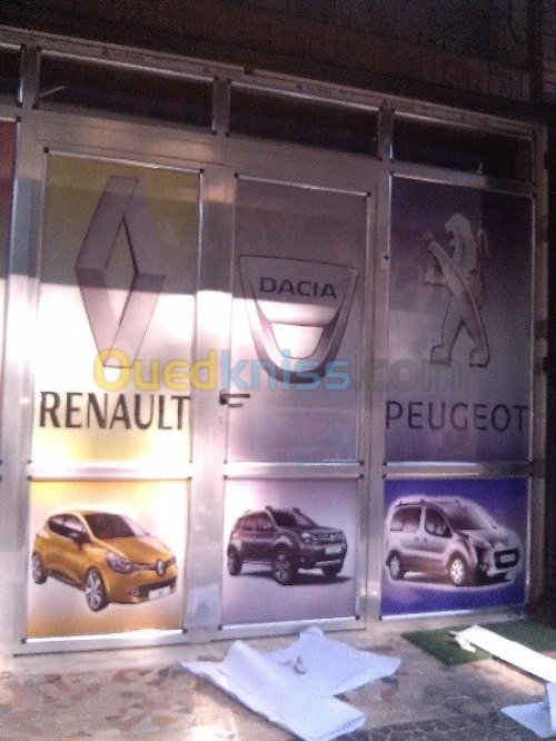 tinda Bach et facade publicitaire