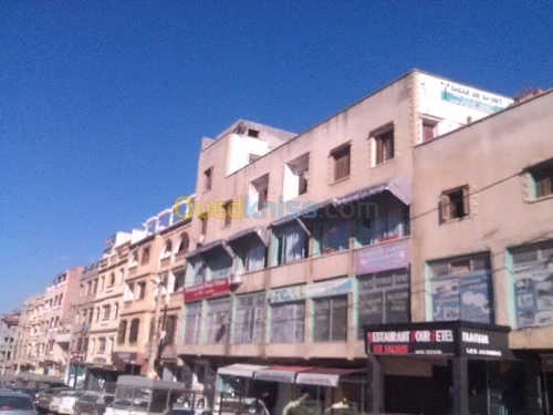 tinda Bach et facade publicitaire