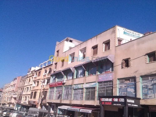 tinda Bach et facade publicitaire