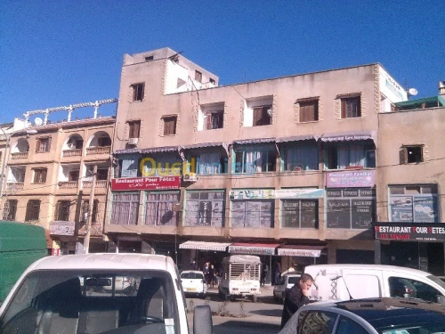 tinda Bach et facade publicitaire