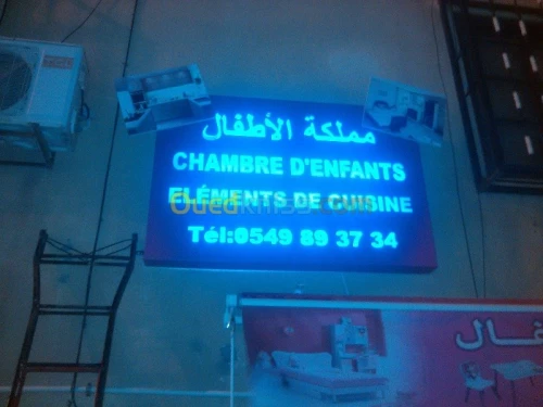 tinda Bach et facade publicitaire