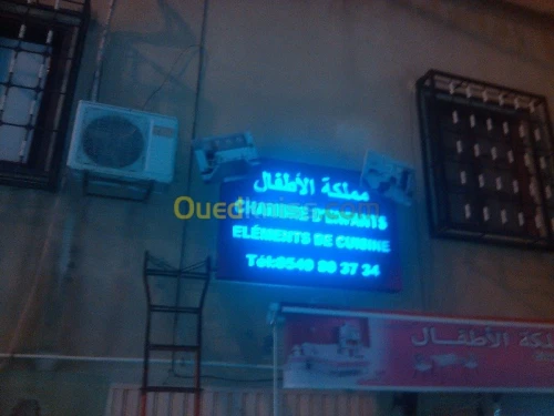 tinda Bach et facade publicitaire