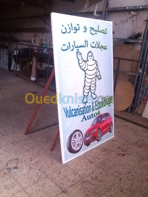 tinda Bach et facade publicitaire