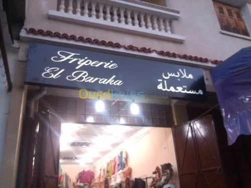 tinda Bach et facade publicitaire