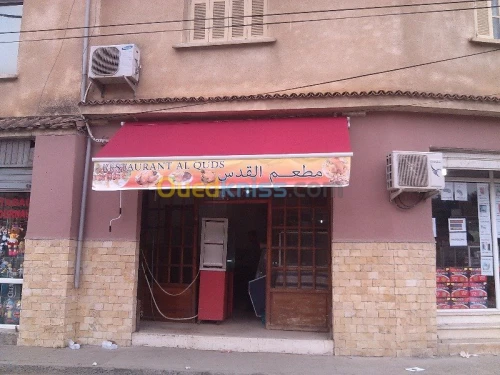 tinda Bach et facade publicitaire