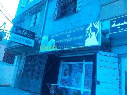 tinda Bach et facade publicitaire