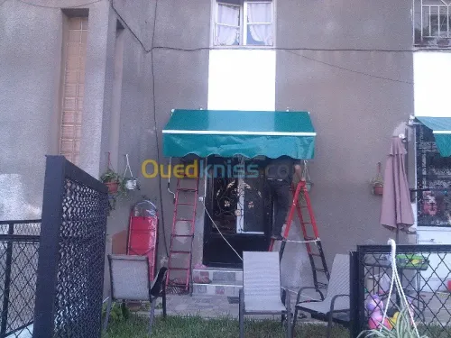 tinda Bach et facade publicitaire