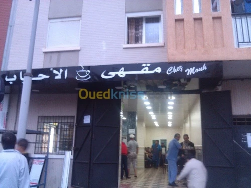 tinda Bach et facade publicitaire