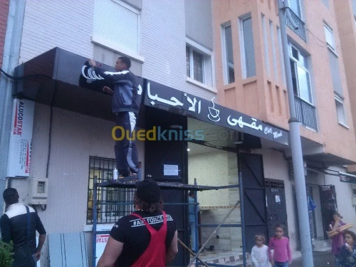 tinda Bach et facade publicitaire