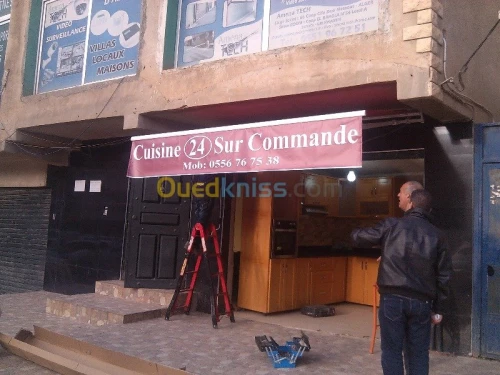 tinda Bach et facade publicitaire