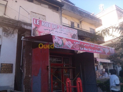tinda Bach et facade publicitaire