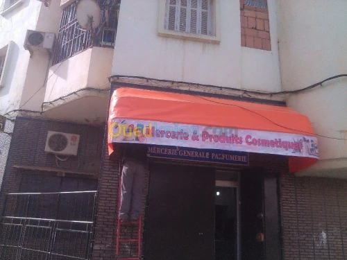 tinda Bach et facade publicitaire