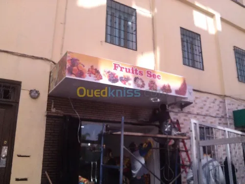 tinda Bach et facade publicitaire