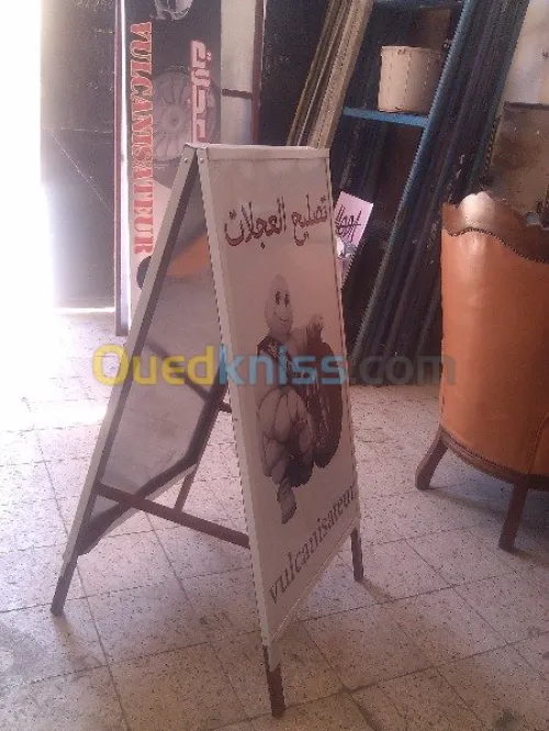 tinda Bach et facade publicitaire