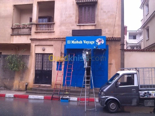 tinda Bach et facade publicitaire