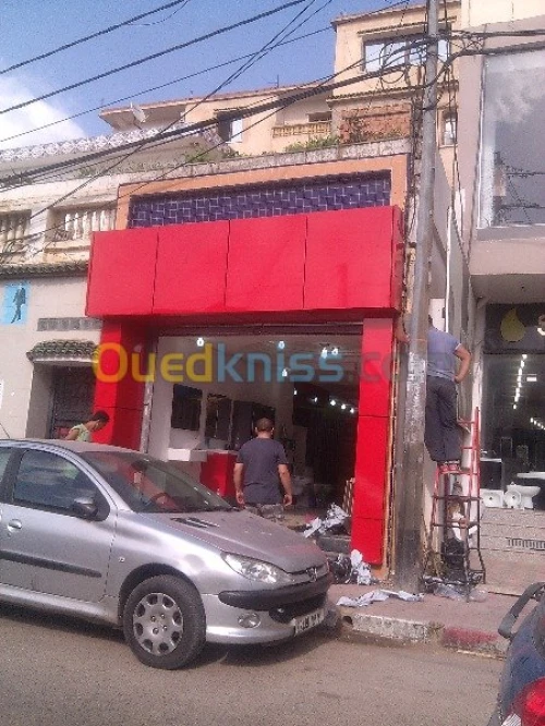 tinda Bach et facade publicitaire