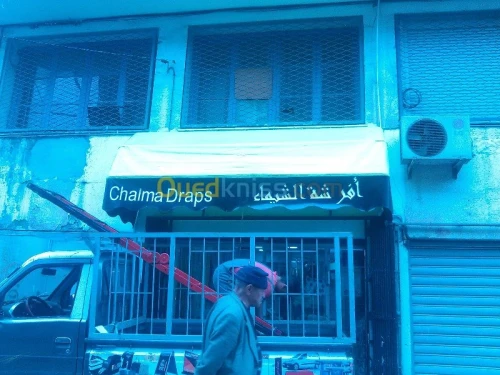 tinda Bach et facade publicitaire