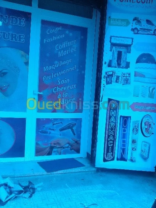 tinda Bach et facade publicitaire