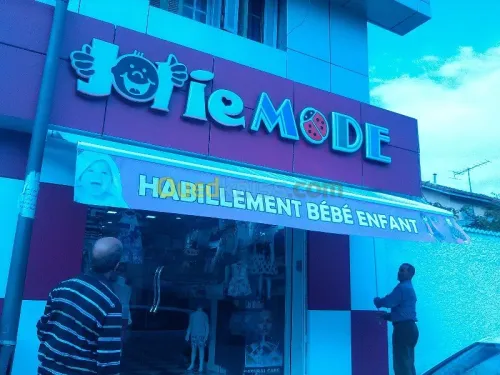 tinda Bach et facade publicitaire