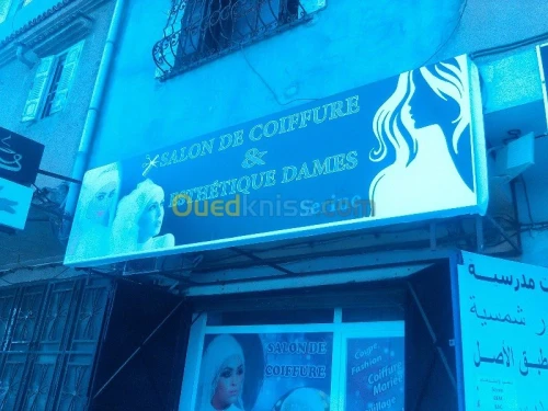 tinda Bach et facade publicitaire