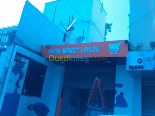 tinda Bach et facade publicitaire